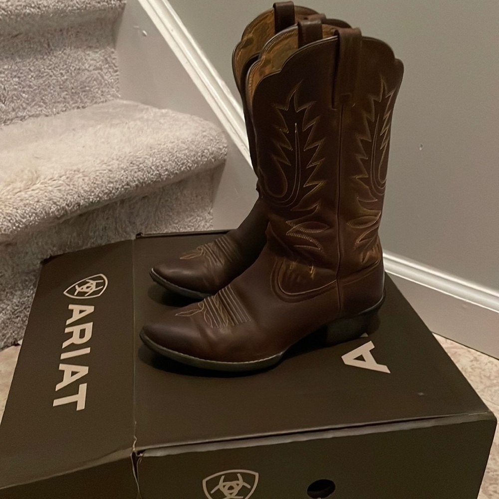 Ariat classic womens size 6 boots! Fits sizes 6 and 6.5
